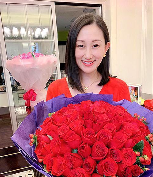 赵文卓也懂浪漫老婆生日99红玫瑰全家福照片很甜蜜(图3)